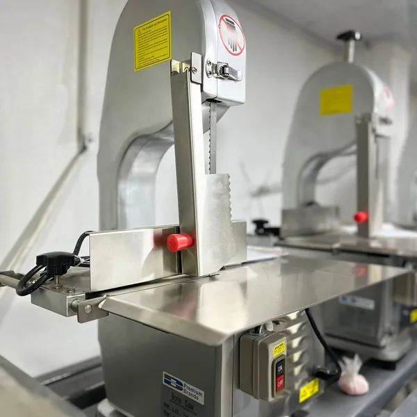 Sierra curva para hueso y carne o congelados